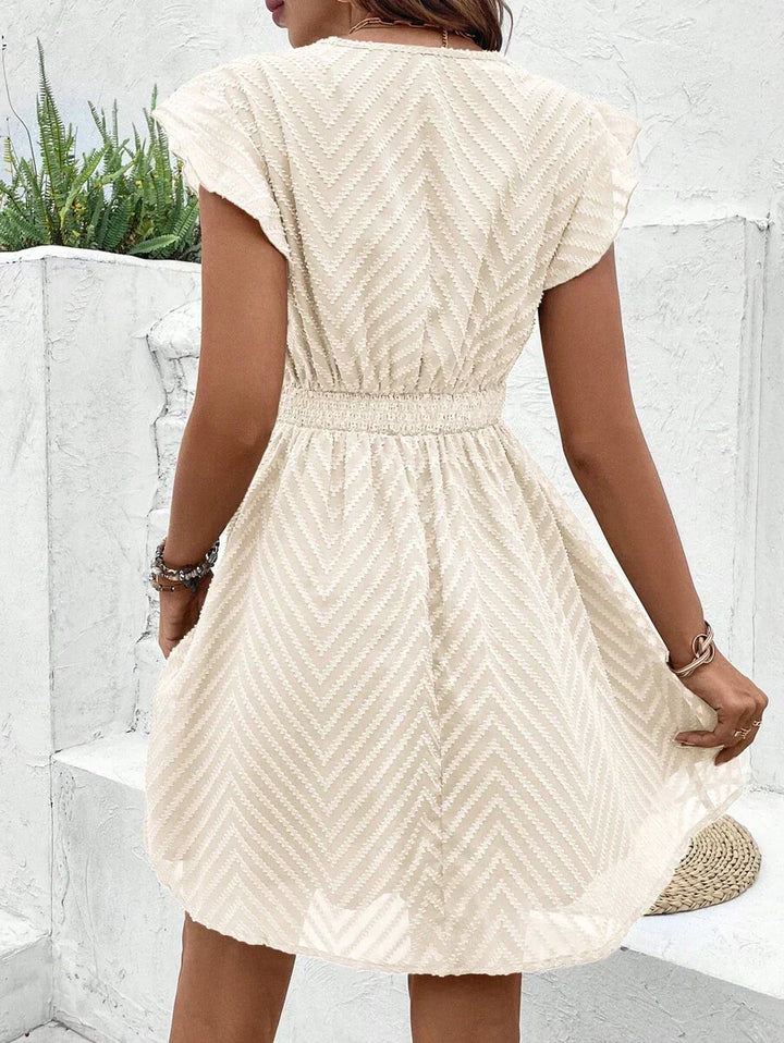 Vestido mini de mujer con escote en V y manga corta con detalle de ribete de crochet