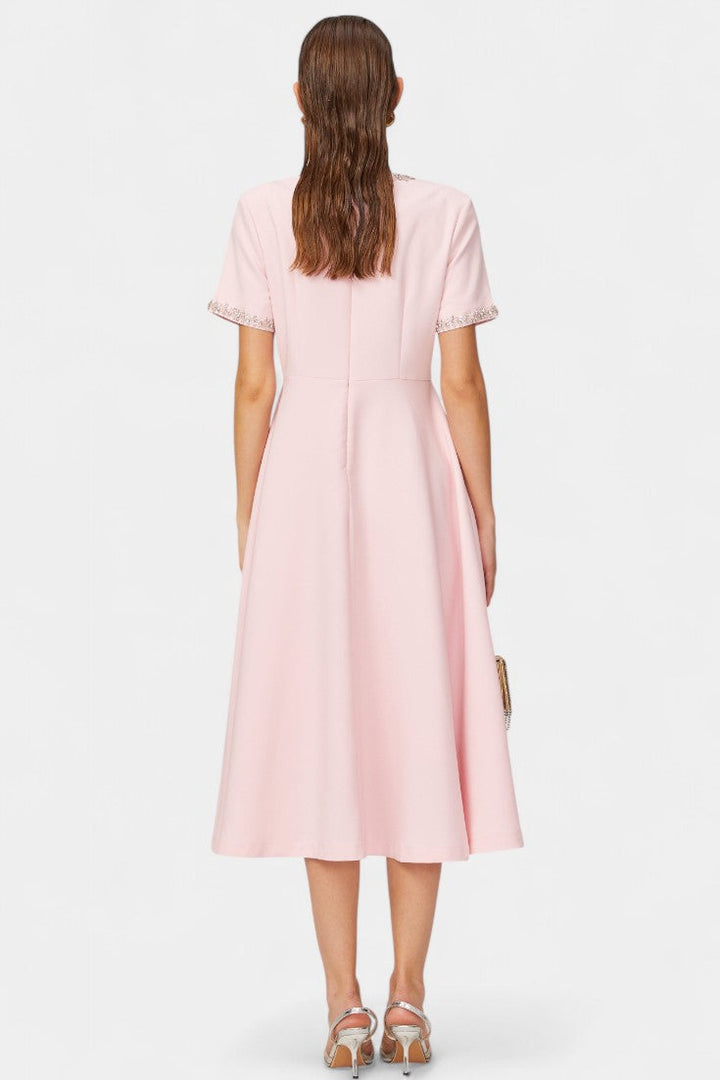 Linda Vestido Midi Acampanado con Lazo de Cristal y Detalles Elegantes