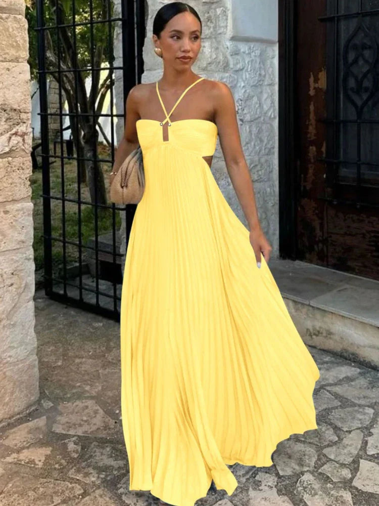 Vestido Maxi con Cuello Halter Plisado y Detalle de Espalda Abierta