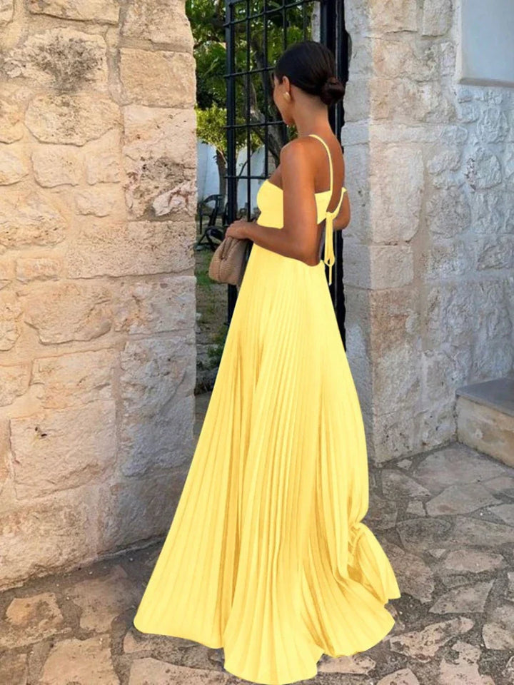 Vestido Maxi con Cuello Halter Plisado y Detalle de Espalda Abierta