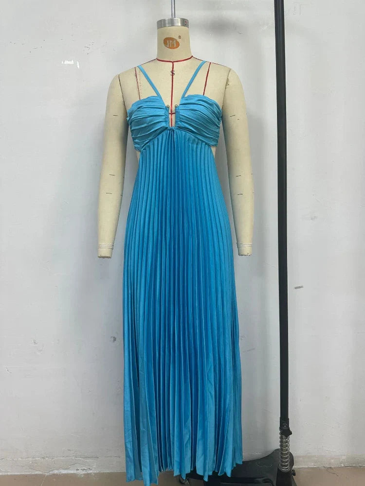 Vestido Maxi con Cuello Halter Plisado y Detalle de Espalda Abierta