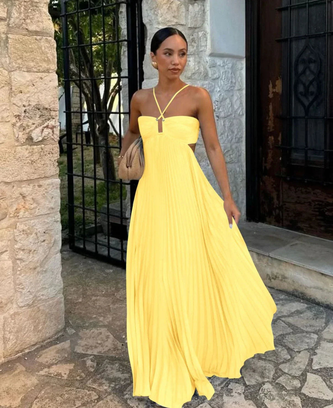 Vestido Maxi con Cuello Halter Plisado y Detalle de Espalda Abierta