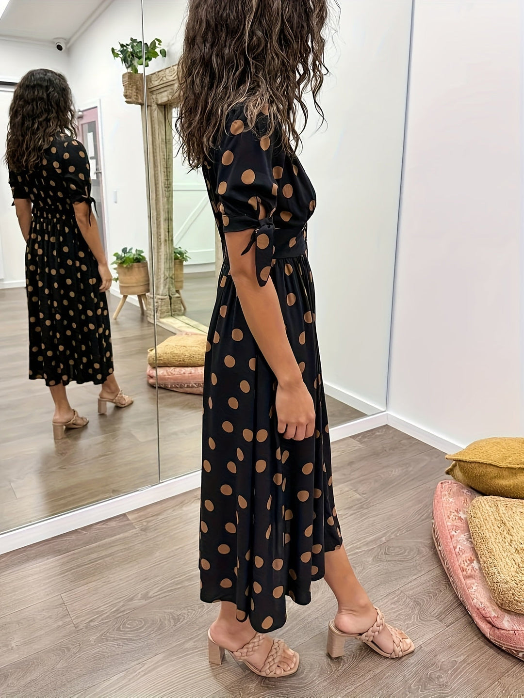 Amaris | Vestido Midi de Lunares con Escote en V para Mujeres