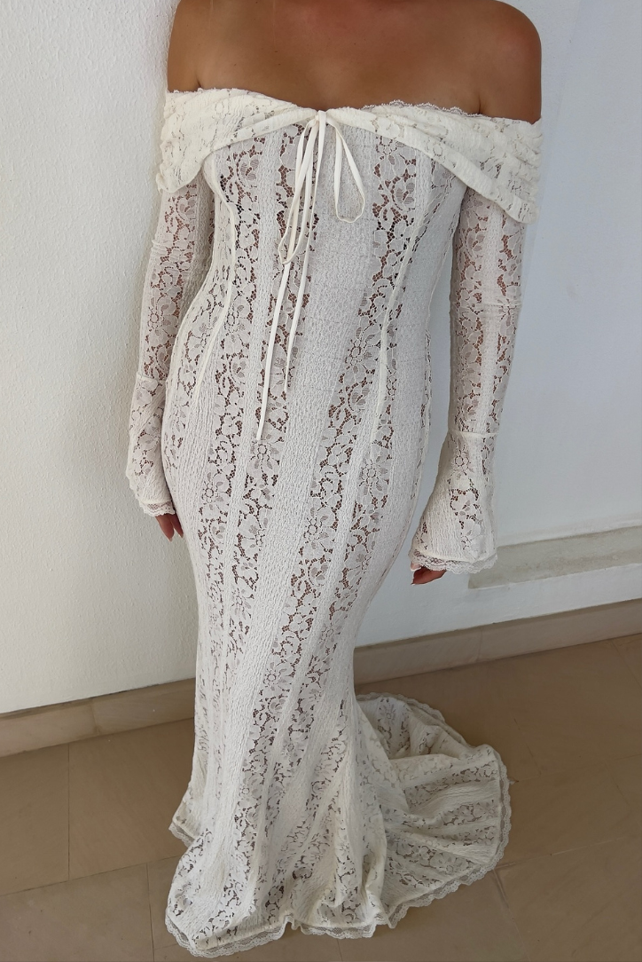 Elegante Maxi Vestido de Encaje Off-Shoulder para Invitadas de Boda