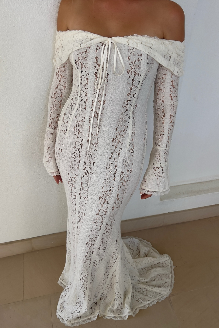 Elegante Maxi Vestido de Encaje Off-Shoulder para Invitadas de Boda