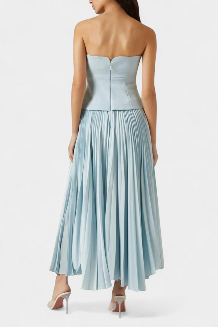 Clara Vestido Midi Plisado con Hombros Descubiertos