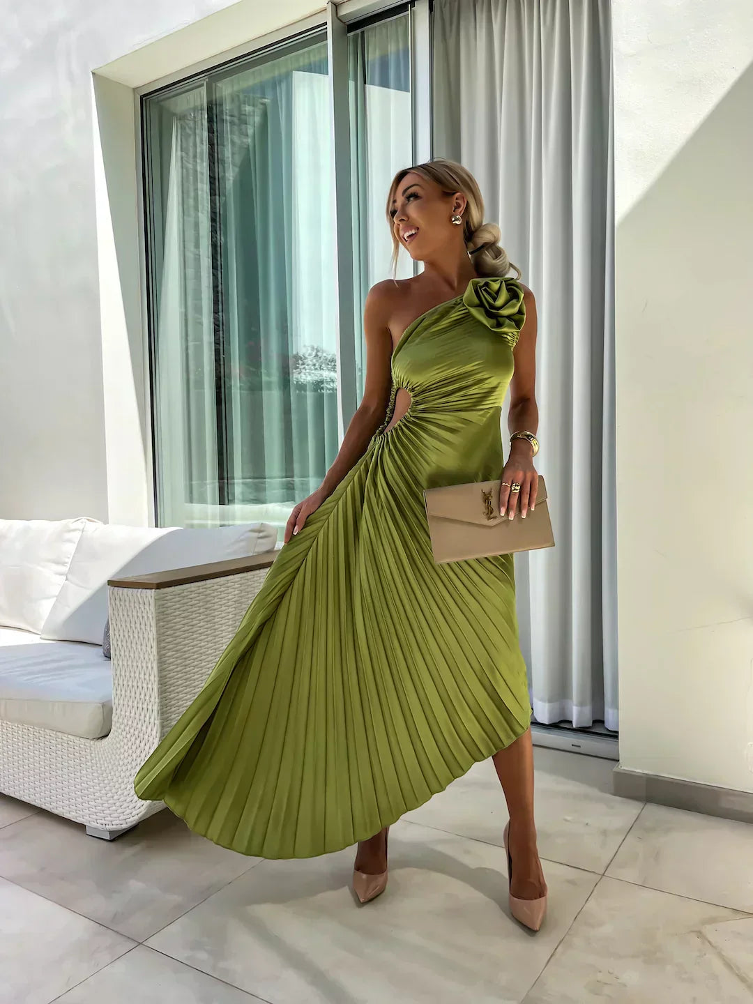Elegante Vestido Midi de Ocasión Especial con Pliegues en el Hombro