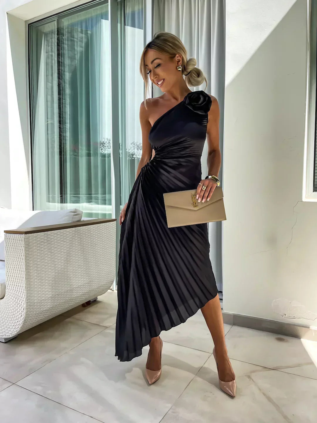 Elegante Vestido Midi de Ocasión Especial con Pliegues en el Hombro