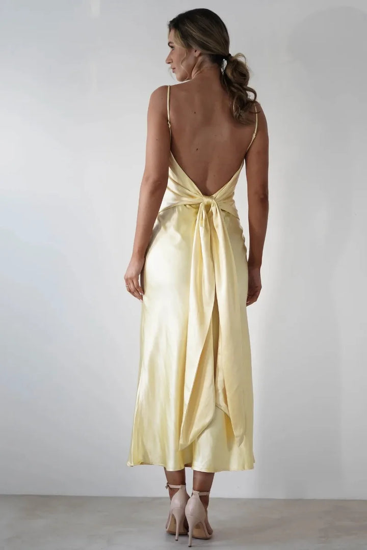 Vestido Maxi de Satén con Detalle de Tirantes Delicados