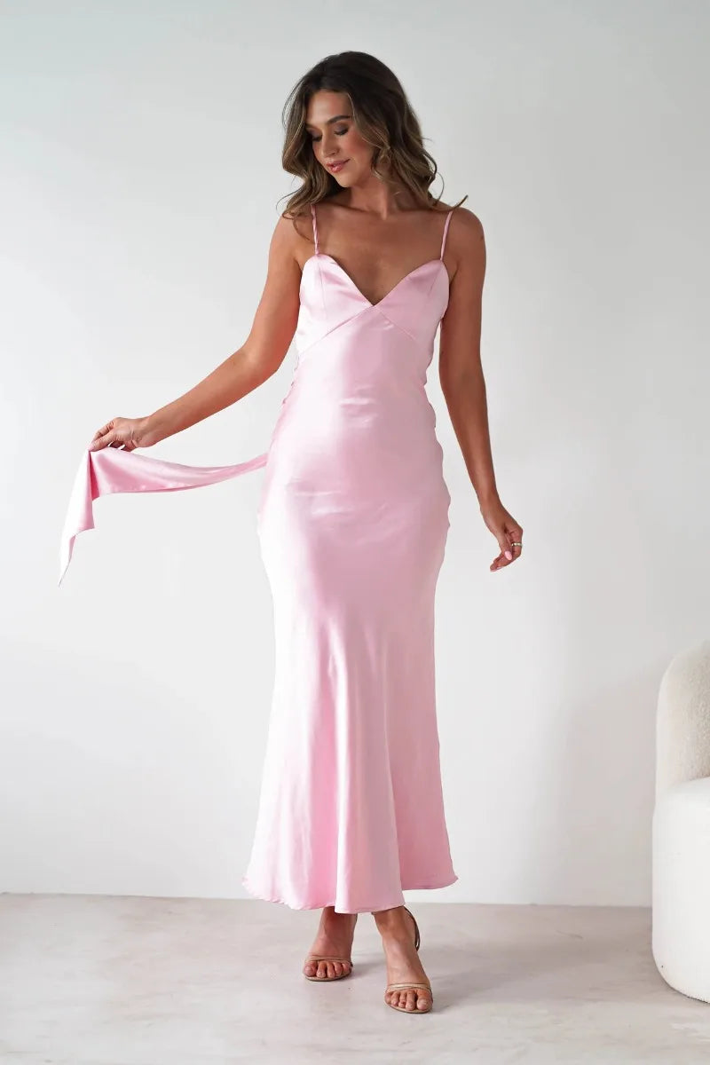 Vestido Maxi de Satén con Detalle de Tirantes Delicados