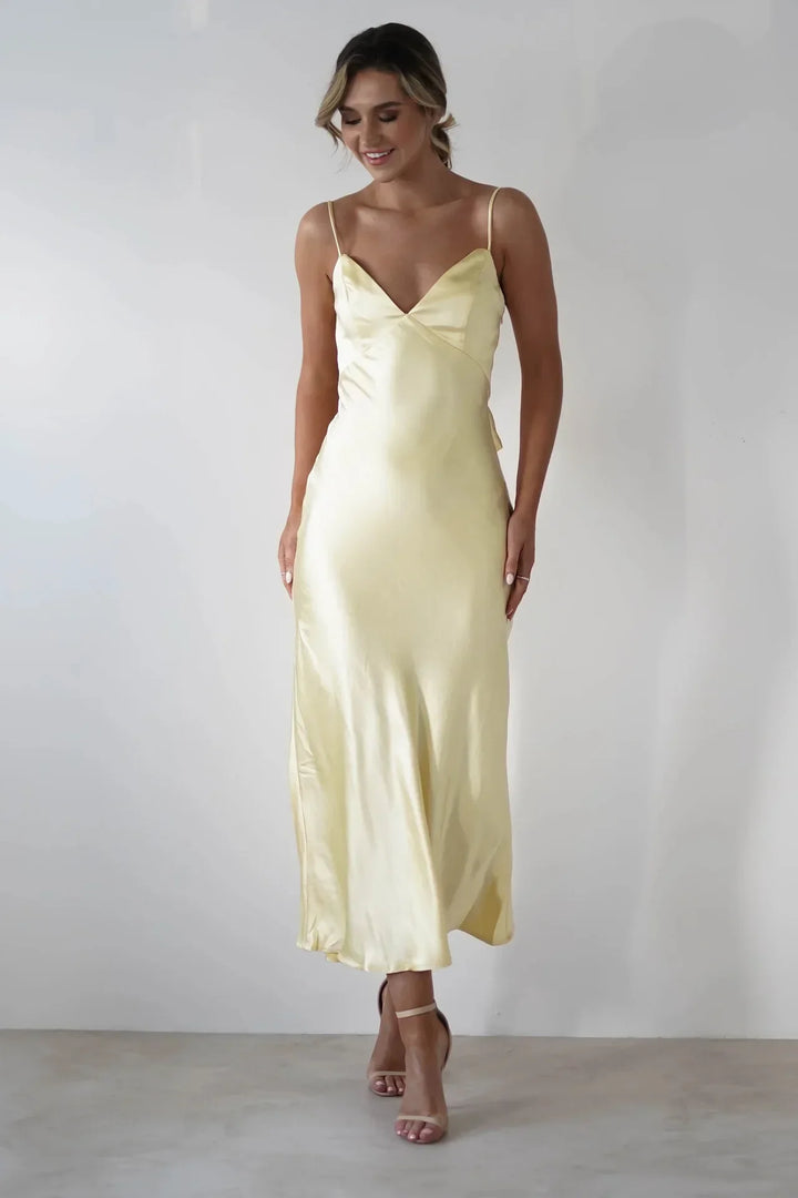 Vestido Maxi de Satén con Detalle de Tirantes Delicados
