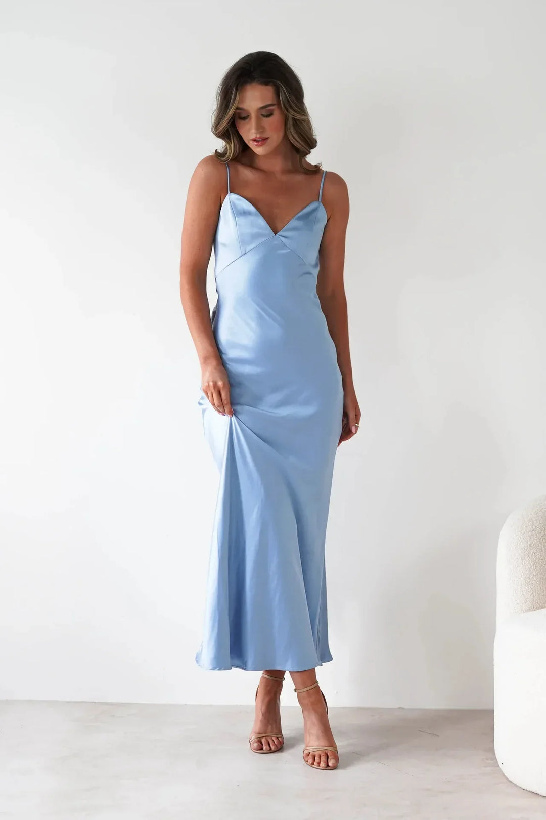 Vestido Maxi de Satén con Detalle de Tirantes Delicados