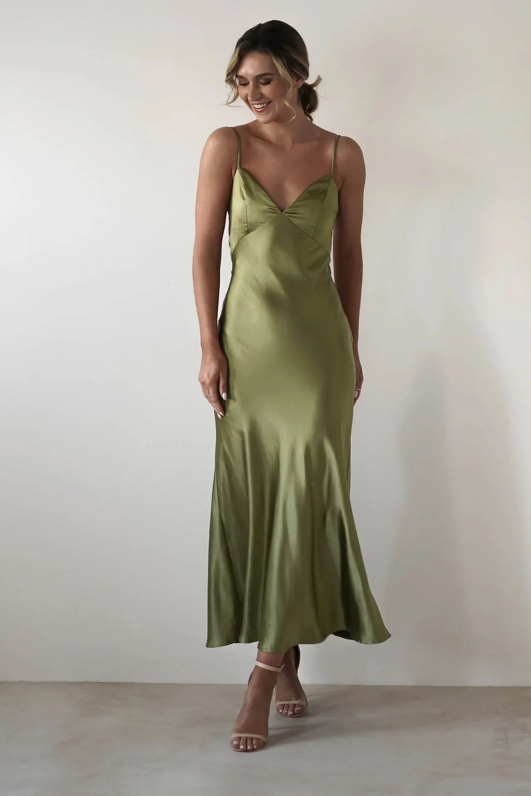 Vestido Maxi de Satén con Detalle de Tirantes Delicados