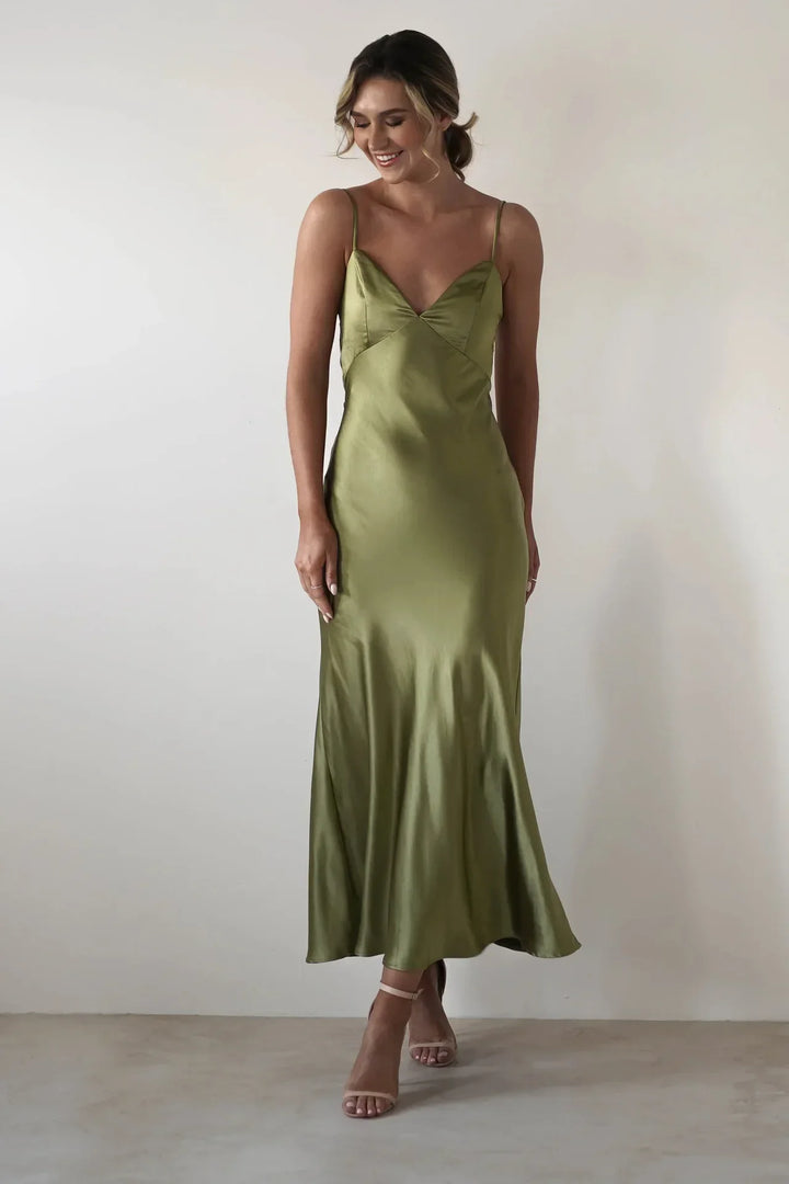 Vestido Maxi de Satén con Detalle de Tirantes Delicados