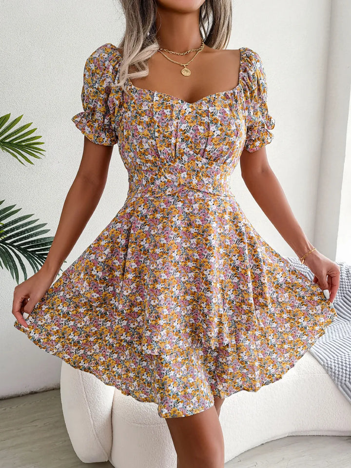 Vestido mini floral de manga corta para mujer con cintura con cordones y corte fluido