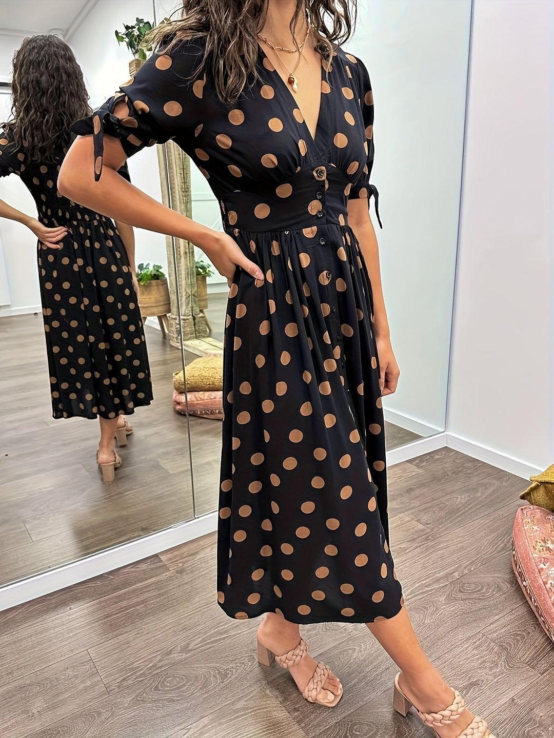 Amaris | Vestido Midi de Lunares con Escote en V para Mujeres