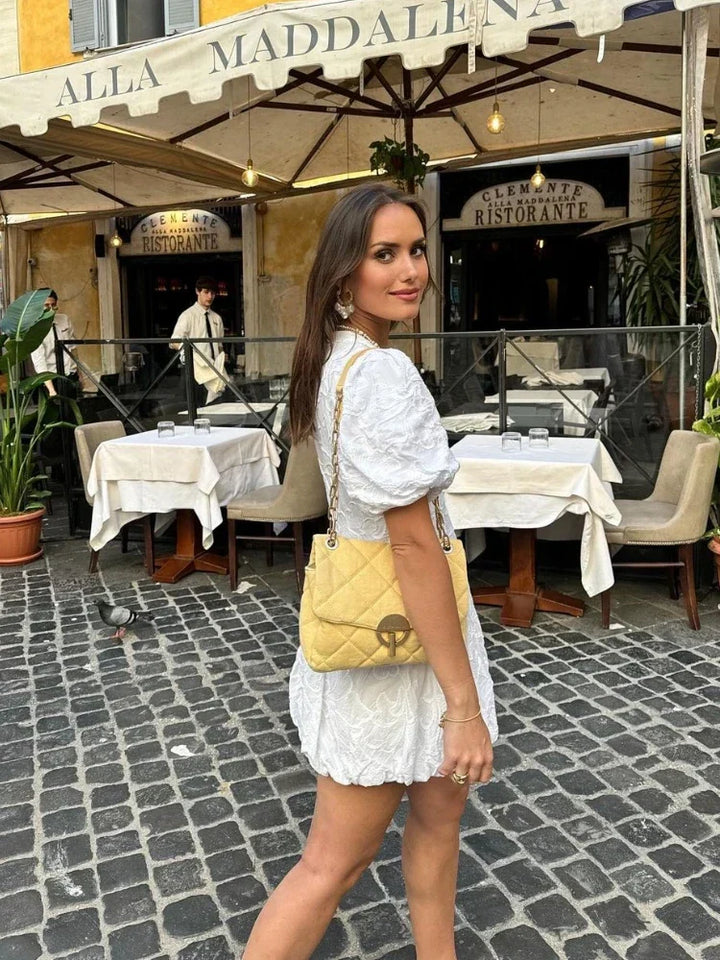 Vestido corto de mujer con mangas abullonadas y detalle texturizado