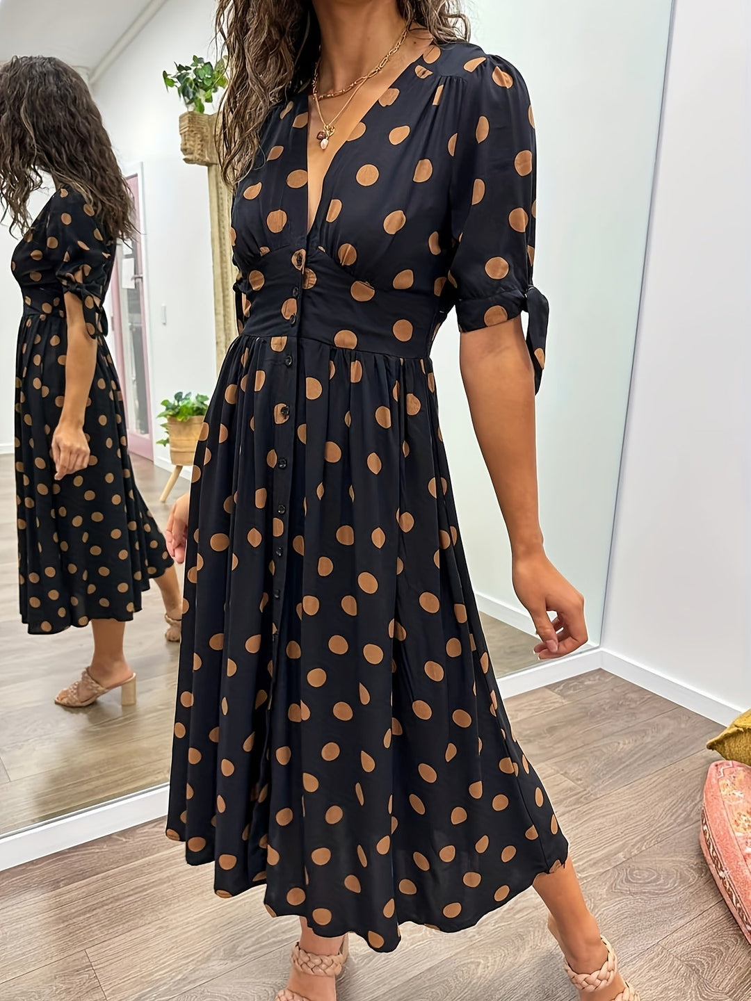Amaris | Vestido Midi de Lunares con Escote en V para Mujeres