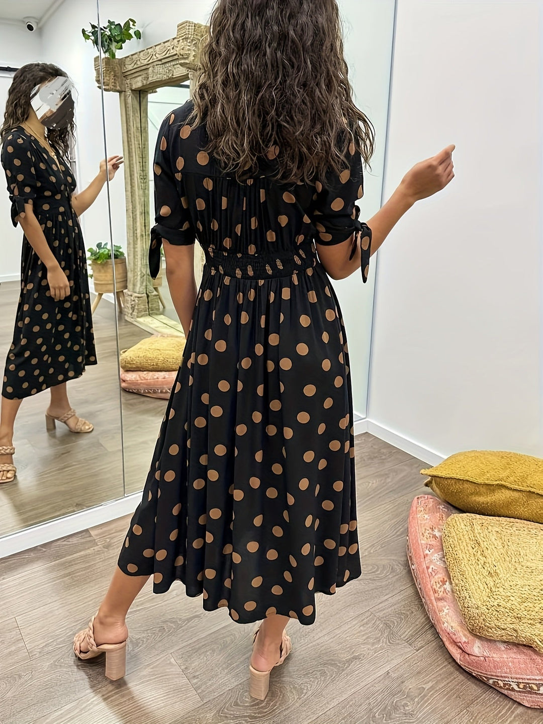 Amaris | Vestido Midi de Lunares con Escote en V para Mujeres
