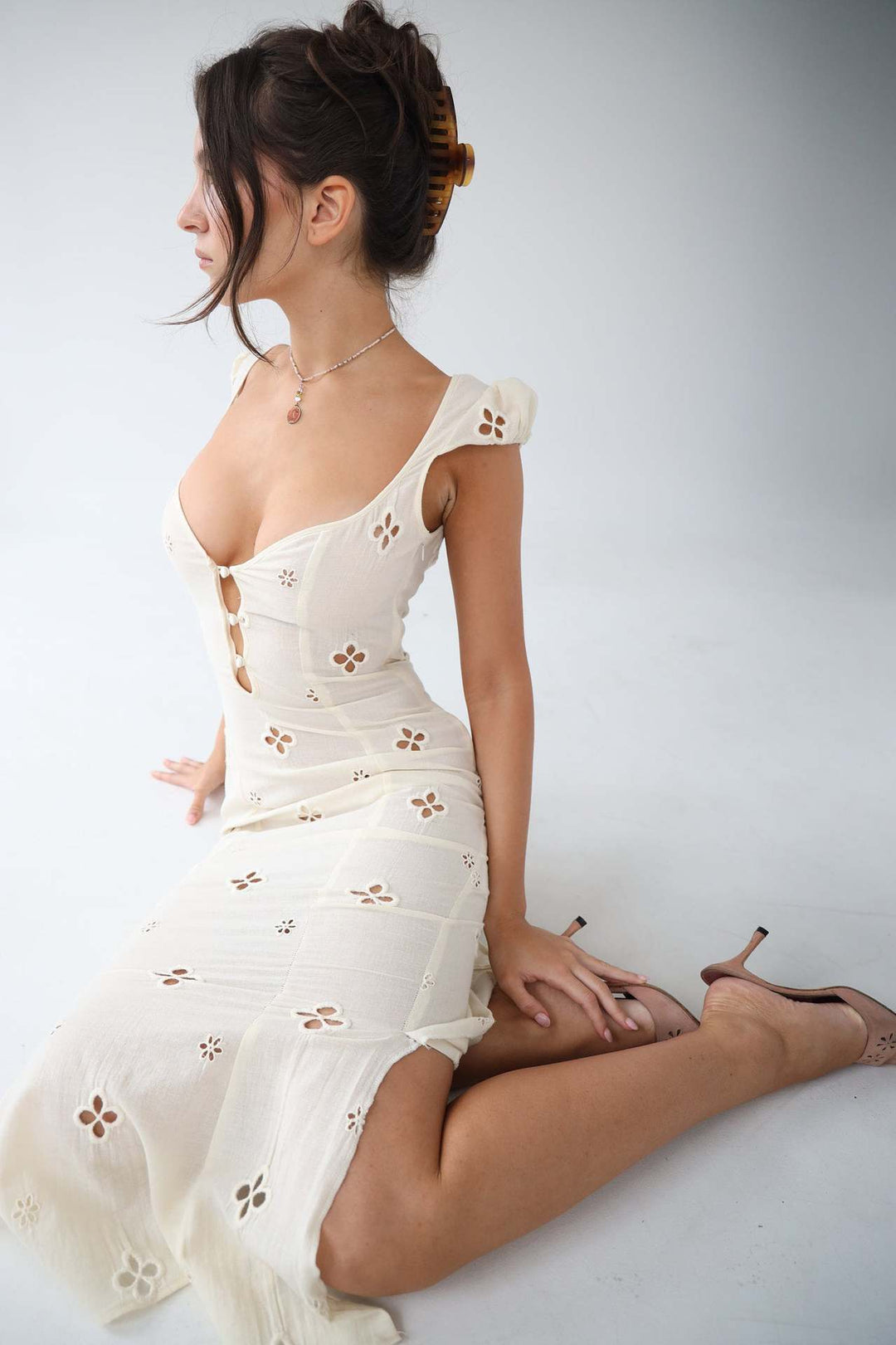 Adelina | Vestido Midi Ajustado con Corte para Mujeres