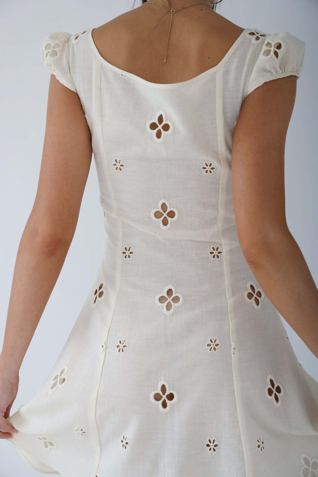 Adelina | Vestido Midi Ajustado con Corte para Mujeres